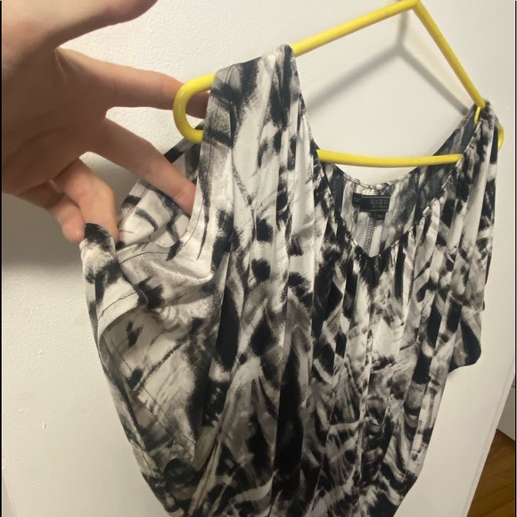 (Bundle 2/$30) GUESS top XS - Picture 3 of 4